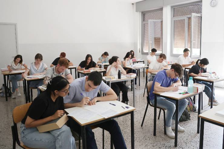 studenti sui banchi di scuola