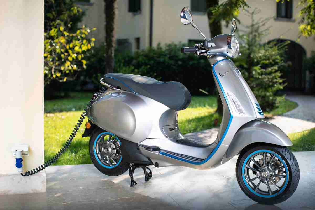 una Vespa Piaggio elettrica in ricarica